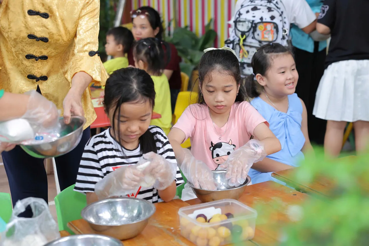 Các bé đeo găng tay tự tay làm bánh dẻo Trung thu rèn luyện khéo tay