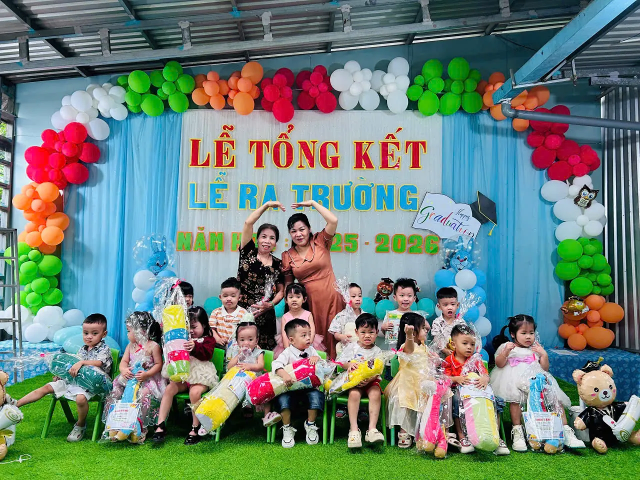 Bé tốt nghiệp nhận quà mầm non Sao Sáng